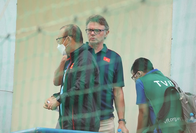 Thầy Park trò chuyện với HLV trưởng U19 Việt Nam - Philippe Troussier&nbsp;