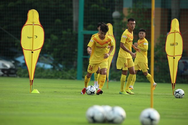 U22 Việt Nam tập chiều 19/8: Thầy Park &#34;toát mồ hôi&#34; nhớ mặt 47 học trò - 4