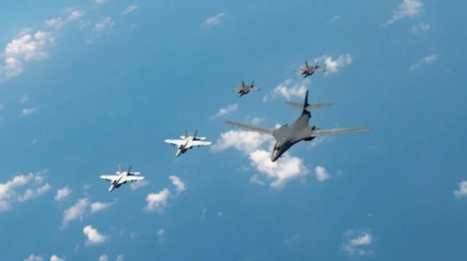 Máy bay ném bom hạng nặng B-1B Lancer được các tiêm kích của Không quân Mỹ, quân đội Nhật Bản hộ tống.