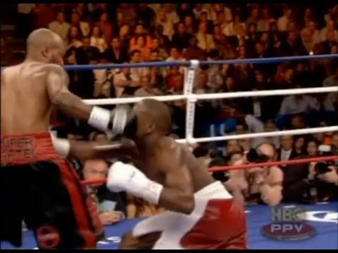 Mayweather (phải) 1 lần bị trọng tài đếm, 1 lần ngã ra sàn khi còn thi đấu chuyên nghiệp