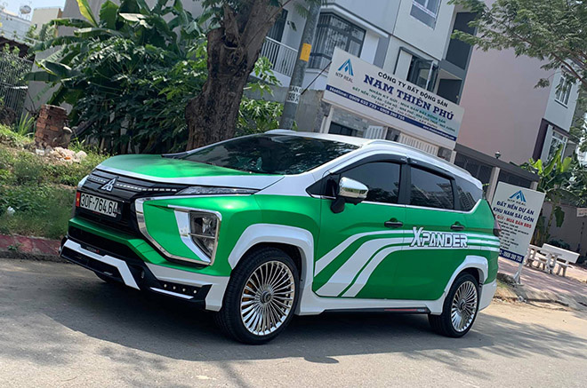 Chiếc Mitsubishi Xpander với lớp decal xanh lá cây độc đáo cho lần thứ ba thay đổi diện mạo.