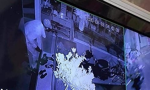 Camera an ninh ghi lại hình ảnh kẻ gian đột nhập vào tiệm vàng T.Đ
