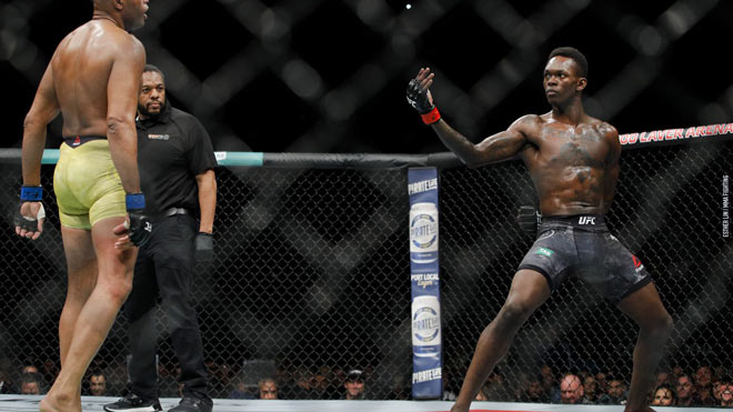 Adesanya (phải) đang là nhà vô địch hạng bán trung UFC