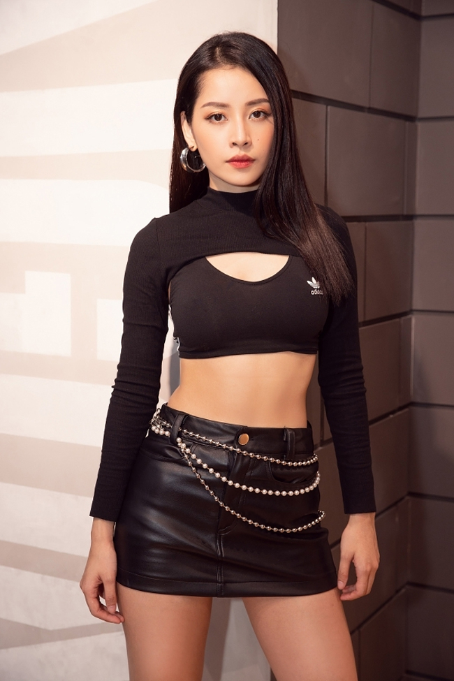 Vòng eo &#34;con kiến&#34; nên Chi Pu thường khoe trọn vẻ đẹp hút mắt với các áo croptop.
