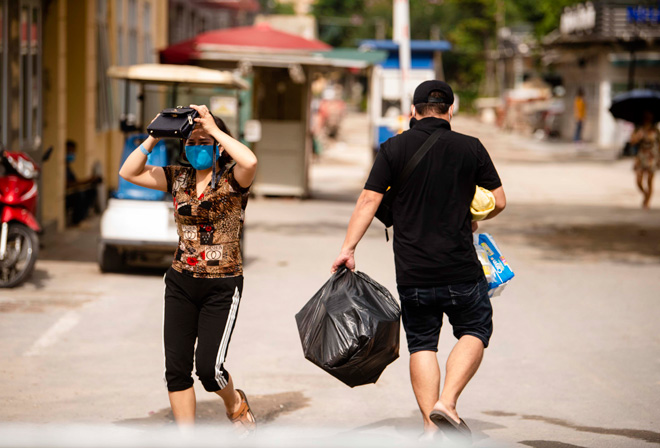 Người dân mang vật dụng, thực phẩm tiếp tế cho thân nhân trong Bệnh viện E - 8