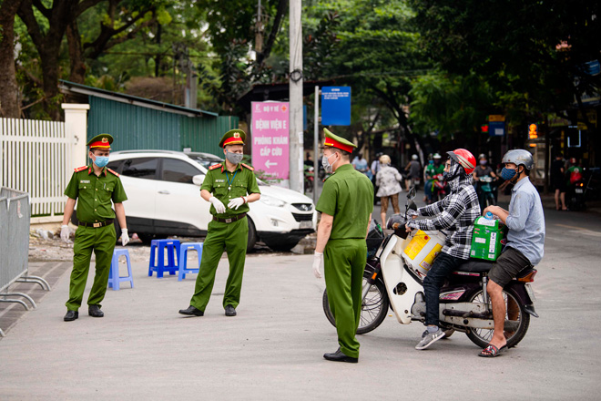 &nbsp;Người giao hàng không được mang vào trong mà phải gọi điện thoại cho người nhận ra cổng thông qua lực lượng chức năng mới được đưa vào.