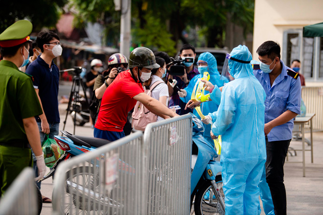 Theo quan sát của phóng viên chúng tôi, sáng nay khá đông người nhà có bệnh nhân trong viện E đã mang đồ ăn, đồ dùng cần thiết đến.