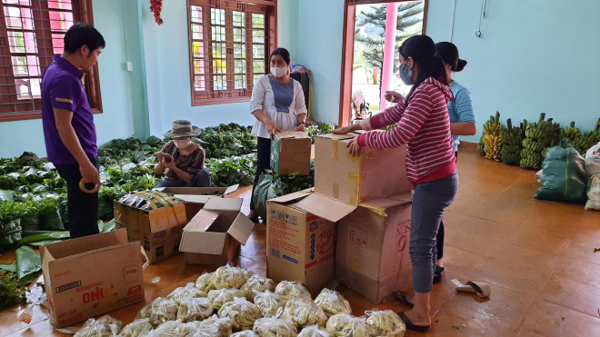 Đóng gói thực phẩm chuẩn bị gửi xuống Đà Nẵng Ảnh: Facebook Trần Vỹ Nguyễn