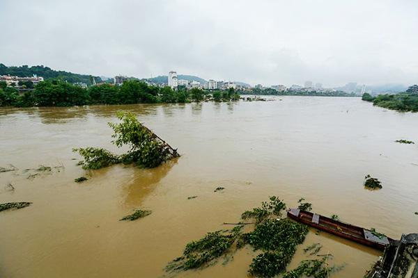 Sau khi Trung Quốc xả lũ xuống sông Hồng, lũ trên sông Hồng sáng ngày 21/8 đã vượt báo động 1. Ảnh: Ngọc Bằng