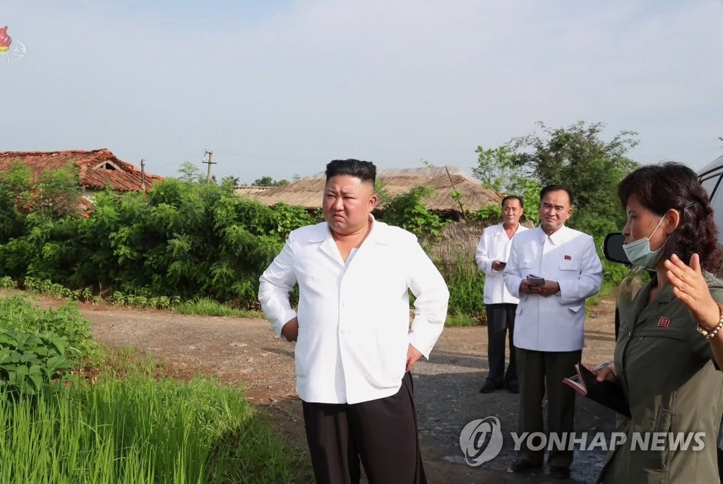 Ông Kim Jong Un đi thăm người dân bị ảnh hưởng bởi lũ lụt (ảnh: Yonhap)