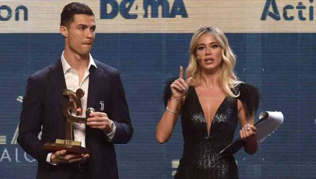 Ngôi sao&nbsp;Cristiano Ronaldo từng &#34;đứng tim&#34; trước vẻ đẹp và giọng nói của cô khi trò chuyện.
