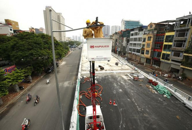 Cầu vượt nút giao Nguyễn Văn Huyên-Hoàng Quốc Việt được xây dựng bằng nguồn vốn ngân sách thành phố Hà Nội. Trong ảnh: Công nhân đang tích cực hoàn thiện các hạng mục cuối cùng để hoàn thành trước ngày 2/9/2020 ảnh: Như Ý