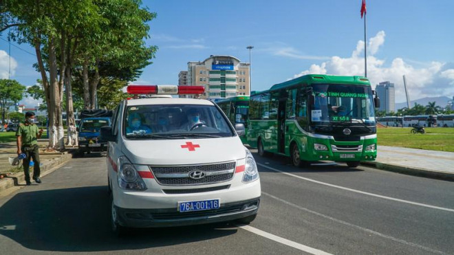 Ngoài các xe hỗ trợ vận chuyển, các đơn vị y tế, lực lượng an ninh cũng túc trực nhằm phòng tránh các rủi ro trong công tác chống dịch.