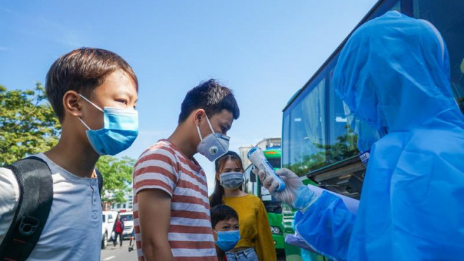 Trung tá Nguyễn Ngọc Thạnh (Phó trưởng phòng An ninh chính trị nội bộ, Công an tỉnh Quảng Ngãi), cho hay việc hỗ trợ người dân bị kẹt tại Đà Nẵng về quê đã được chính quyền tỉnh Quảng Ngãi lên phương án từ lâu. “Chúng tôi làm việc với quan điểm nhanh, gọn, phục vụ ân cần để cho người dân có được một chuyến đi trọn vẹn, an toàn” - ông Thạnh nói.