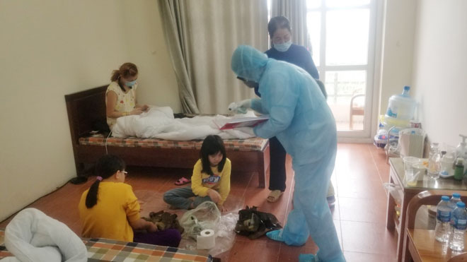 Những người "giấu mặt" kiểm tra thân nhiệt các trường hợp cách ly tại Bệnh viện Công an thành phố Hà Nội.