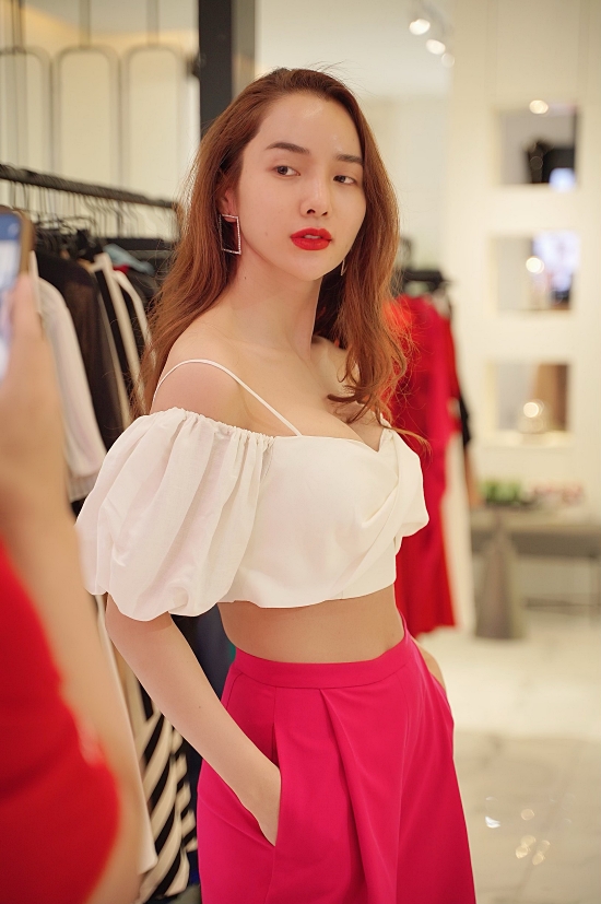 Hình ảnh mới nhất của cựu siêu mẫu Kim Cương.