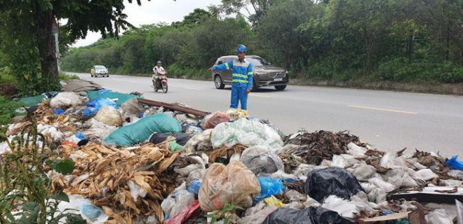 Rác thải đổ trộm tràn cả xuống đường gom Đại lộ Thăng Long qua địa bàn xã An Khánh, huyện Hoài Đức, TP Hà Nội Đại lộ ngập phế thải