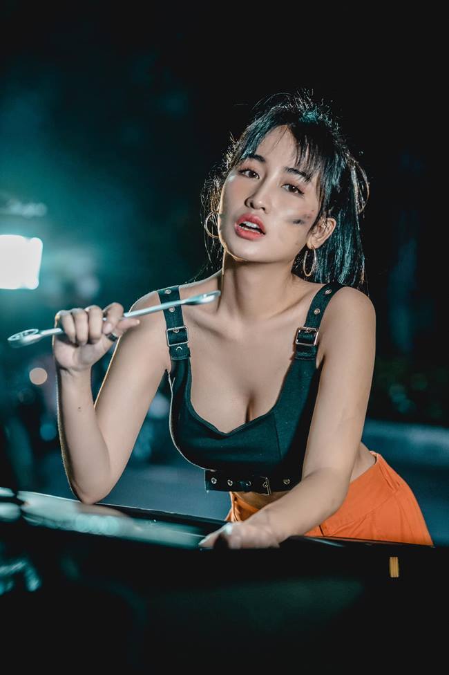 Với gương mặt tạo thiện cảm từ ánh mắt đầu tiên, DJ Trang Moon luôn có sức hút dù áo quần đơn sơ hay bốc lửa. 
