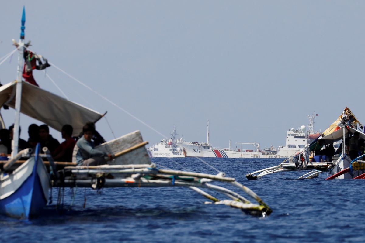 Tàu cá Philippines chạm mặt tàu hải cảnh Trung Quốc ở bãi cạn Scarborough (ảnh: Straits Times)