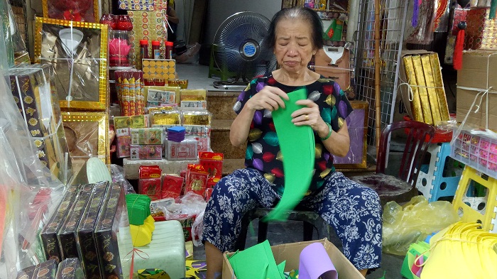 Tuy nhiên, tại các cửa&nbsp;hàng bán đồ hàng mã trên phố Hàng Mã truyền thống không có mặt hàng này