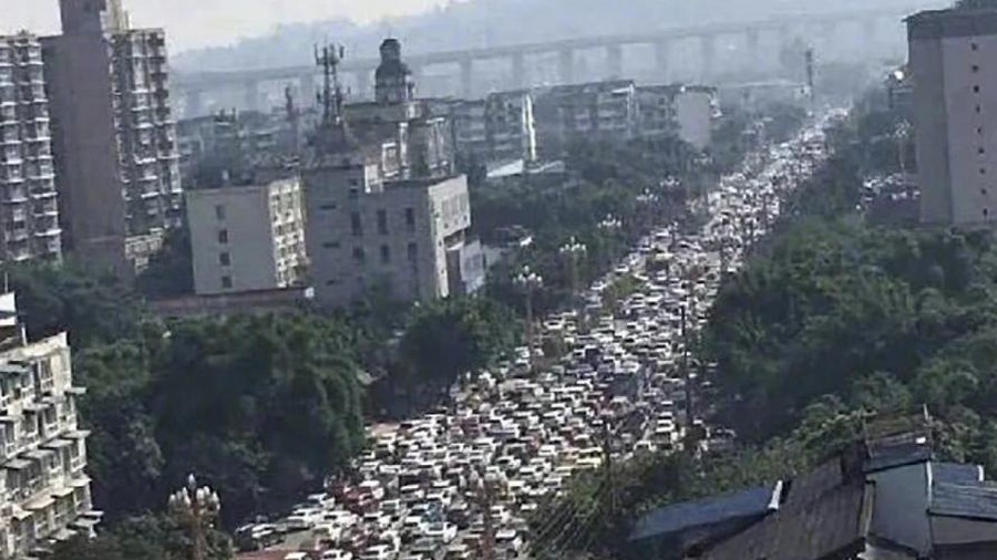 Hàng nghìn người lũ lượt tìm cách rời khỏi Lạc Sơn sau khi hay tin về màn khói trắng độc hại (ảnh: SCMP)