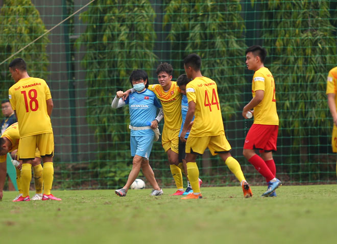 Chấn thương lật cổ chân đáng lo ngại của Lê Minh Bình sau pha tranh chấp trên không với Âu Dương Quân