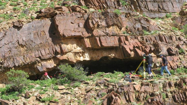 Đi tiểu, bất ngờ phát hiện di tích cổ của loài người 49.000 năm trước - 1