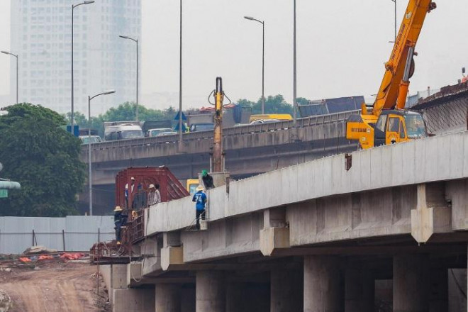 Đến thời điểm này, các nhà thầu đã hoàn thành toàn bộ cọc khoan nhồi, trụ, mố và lao lắp xong 34/34 nhịp dầm và đang thi công bản mặt cầu, gờ lan can, cống thoát nước, đường đầu cầu…