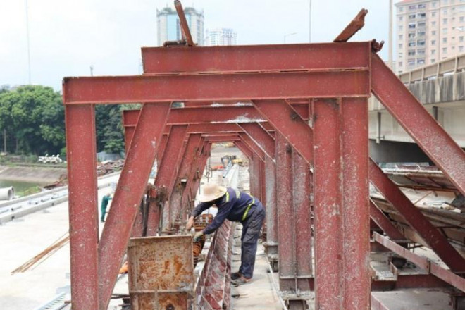 Tuy nhiên, việc thi công gặp khá nhiều khó khăn như: thời tiết mưa nhiều. Việc thi công đấu nối với đường Vành đai 3 trong điều kiện tuyến đường đang được khai thác với mật độ giao thông lớn, cầu hiện trạng rung lắc liên tục cũng là khó khăn về mặt kỹ thuật, đòi hỏi các đơn vị thi công cần có giải pháp kỹ thuật cao để đáp ứng được chất lượng công trình.