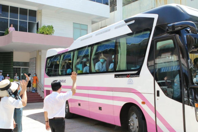 Phó Chủ tịch UBND tỉnh Bình Định Nguyễn Tuấn Thanh vẫy tay chào các "chiến binh" lên đường đến Đà Nẵng.