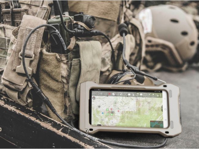 Galaxy S20 Tactical Edition sử dụng hệ điều hành Android và có thể tích hợp với radio, nguồn cấp dữ liệu từ máy bay không người lái và GPS.
