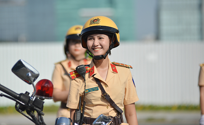 “Trong những ngày tới, dựa vào các lịch trình công tác của các đại biểu và các đoàn khách quốc tế thì ban lãnh đạo phòng PC08 sẽ có phân bổ các lịch trình phân bổ lịch trình để đưa dẫn các đoàn và ra mắt người dân TP. Chúng tôi khẳng định hiện giờ tư tưởng của đội nữ luôn sẵn sàng và rất tự tin đảm nhận nhiệm vụ”, đại úy Trần Lý Vinh Hạnh, thành viên trong Đội hình nữ CSGT dẫn đoàn chia sẻ.