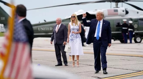 Tổng thống Trump trước khi lên Air Force One để bay đến Bắc Calorina dự đại hội toàn quốc của đảng Cộng hòa. Ảnh: AP