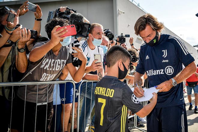 Pirlo ký tặng người hâm mộ