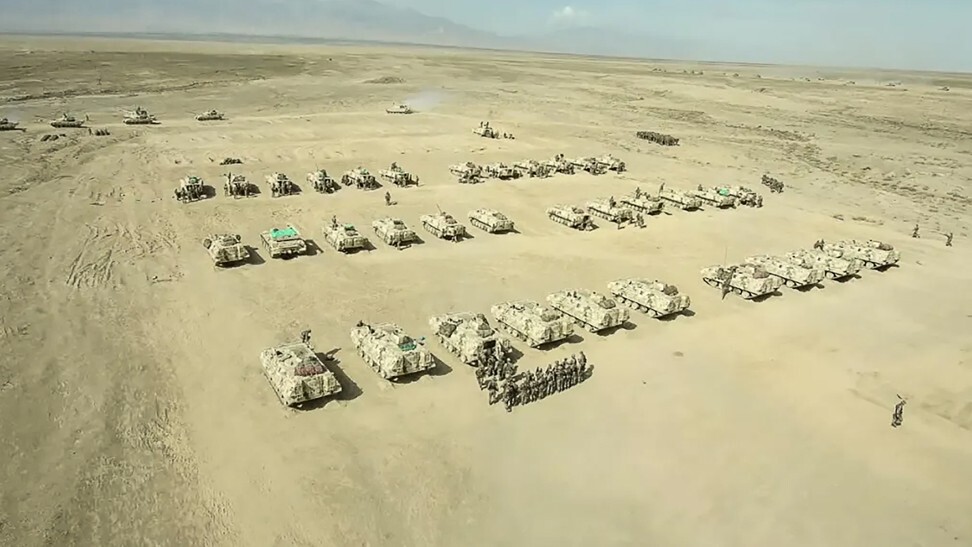 Binh sĩ Trung Quốc cùng xe tăng thiết giáp tổ chức tập trận giữa sa mạc Gobi (ảnh: SCMP)