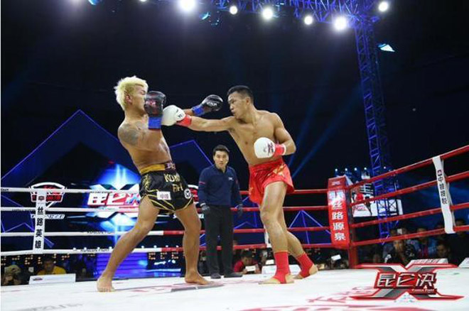 Võ sĩ&nbsp;Zhou Zhipeng (phải) là một nhà vô địch vĩ đại của đấu trường kickboxing K-1. Tay đấm này từng nổi tiếng sau khi đánh bại nhà vô địch kickboxing Hà Lan để trở thành nhà vô địch tuyệt đối