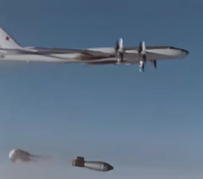 Chiếc Tu-95V thả bom Sa Hoàng trong cuộc thử nghiệm năm 1961.