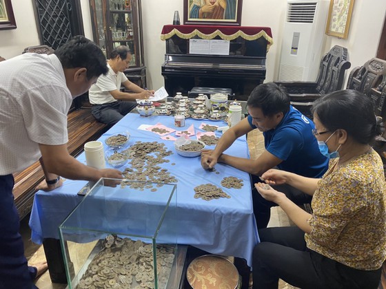 Một số cán bộ bảo tàng Hà Tĩnh đã xuống nhà người dân&nbsp;sưu tầm một số đồng xu để phục vụ công tác nghiên cứu.