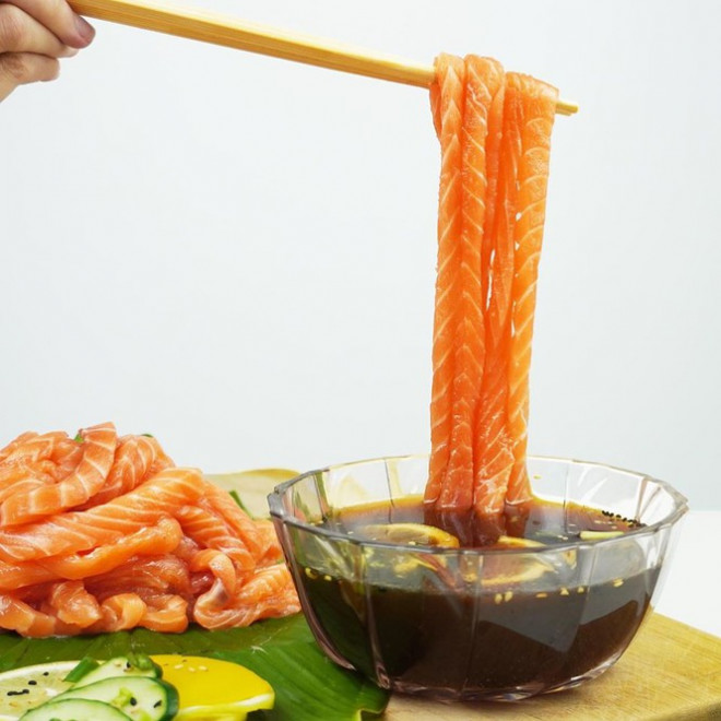 Món ngon dành cho “fan cuồng” sashimi: Thưởng thức cá hồi như cách ăn một bát mì sợi - 1