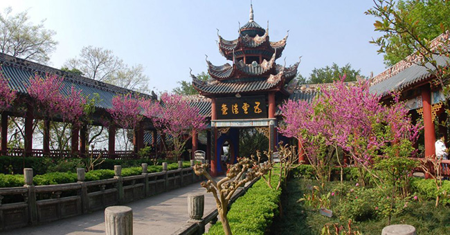 Thị trấn Fengdu nằm ở tỉnh Trùng Khánh, có từ đầu thời nhà Hán và ngập tràn văn hóa dân gian và tôn giáo của Nho giáo, Đạo giáo và Phật giáo với khoảng 48 ngôi đền được xây dựng ở đây.
