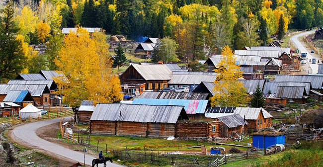 Làng Burqin-Baihaba nằm ở Tân Cương, là nơi sinh sống của người dân tộc Tuwa Mông Cổ và nằm trên biên giới với Kazakhstan. Nó nổi tiếng với danh lam thắng cảnh và nền văn hóa truyền thống phong phú.
