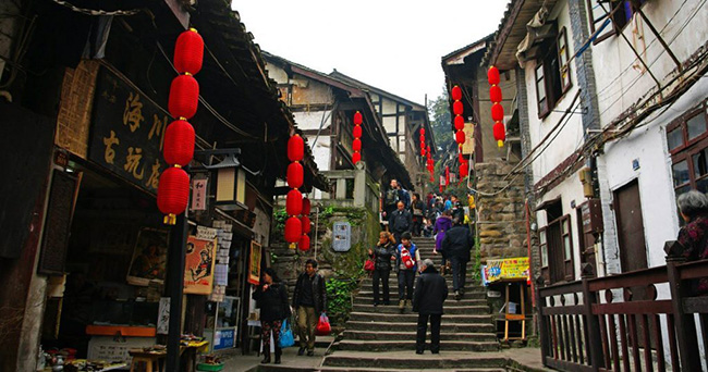 Thị trấn cổ Ciqikou thuộc tỉnh Trùng Khánh, là một thị trấn cổ được xây dựng từ thời nhà Minh và nhà Thanh. Thị trấn bao gồm 12 con phố, nơi các thương nhân bán nhiều mặt hàng truyền thống và đồ ăn nhẹ. 
