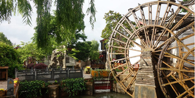 Phố cổ Lệ Giang nằm ở tỉnh Vân Nam, được xây dựng vào cuối triều đại nhà Tống và đầu triều đại nhà Nguyên (cuối thế kỷ 13) và có diện tích khoảng 7.279 km2. Thị trấn đã được UNESCO công nhận là Di sản Thế giới.
