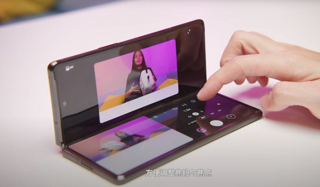 Hình ảnh trong video trên tay Galaxy Z Fold 2.