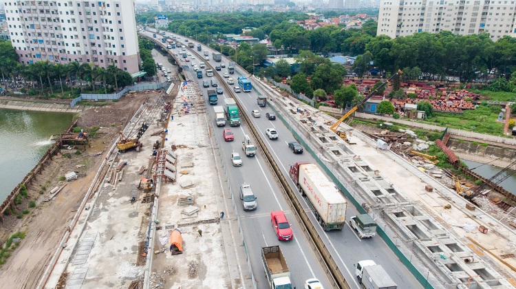 Hai cầu thấp qua hồ Linh Đàm có tổng chiều dài hơn 500 m, chiều rộng mỗi cầu 13 m, nhánh xuống dài 266 m, rộng 7 m.