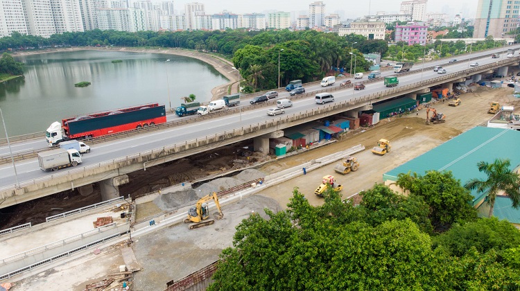 Trước đây, người dân muốn di chuyển ra đường Giải Phóng buộc phải di chuyển qua đường Nguyễn Hữu Thọ. Trong khi đó, nút giao Nguyễn Hữu Thọ - Giải Phóng được xem là “điểm đen” giao thông mỗi dịp lễ Tết hoặc giờ cao điểm.