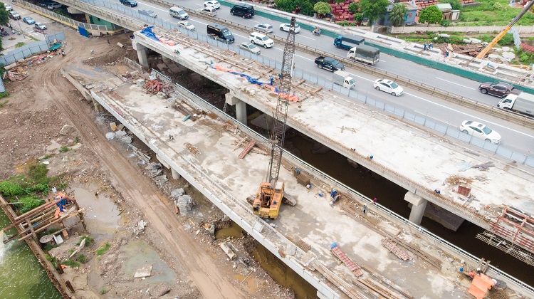 Cầu vượt qua hồ Linh Đàm không chỉ giải quyết vấn đề ùn tắc giao thông mà còn là lối dẫn lên đường Vành Đai 3 trên cao di chuyển hướng Pháp Vân – cầu Giẽ hoặc đi cầu Thanh Trì.