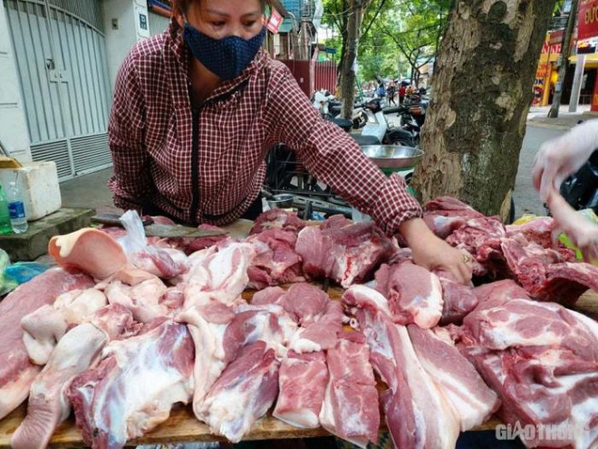 Giá thịt lợn bán lẻ tại các chợ dân sinh vẫn đang ở ngưỡng cao mức 140-160 nghìn đồng/kg.