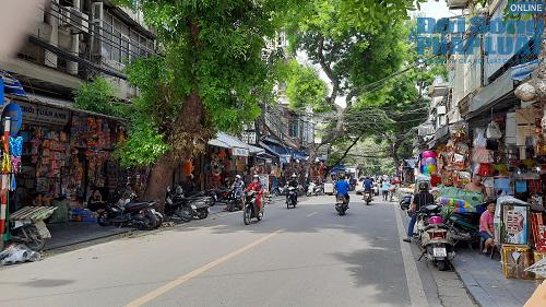 Tọa lạc trong khu phố cổ tại Hà Nội, phố Hàng Mã được coi là trung tâm buôn bán vàng mã phục vụ cho mục đích tâm linh của người dân vào các dịp lễ, tết trong năm.