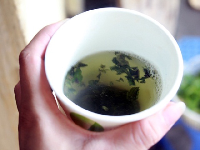 Giã nhỏ lá trắc bạch diệp rồi trộn với bột quế và bột diêm sinh